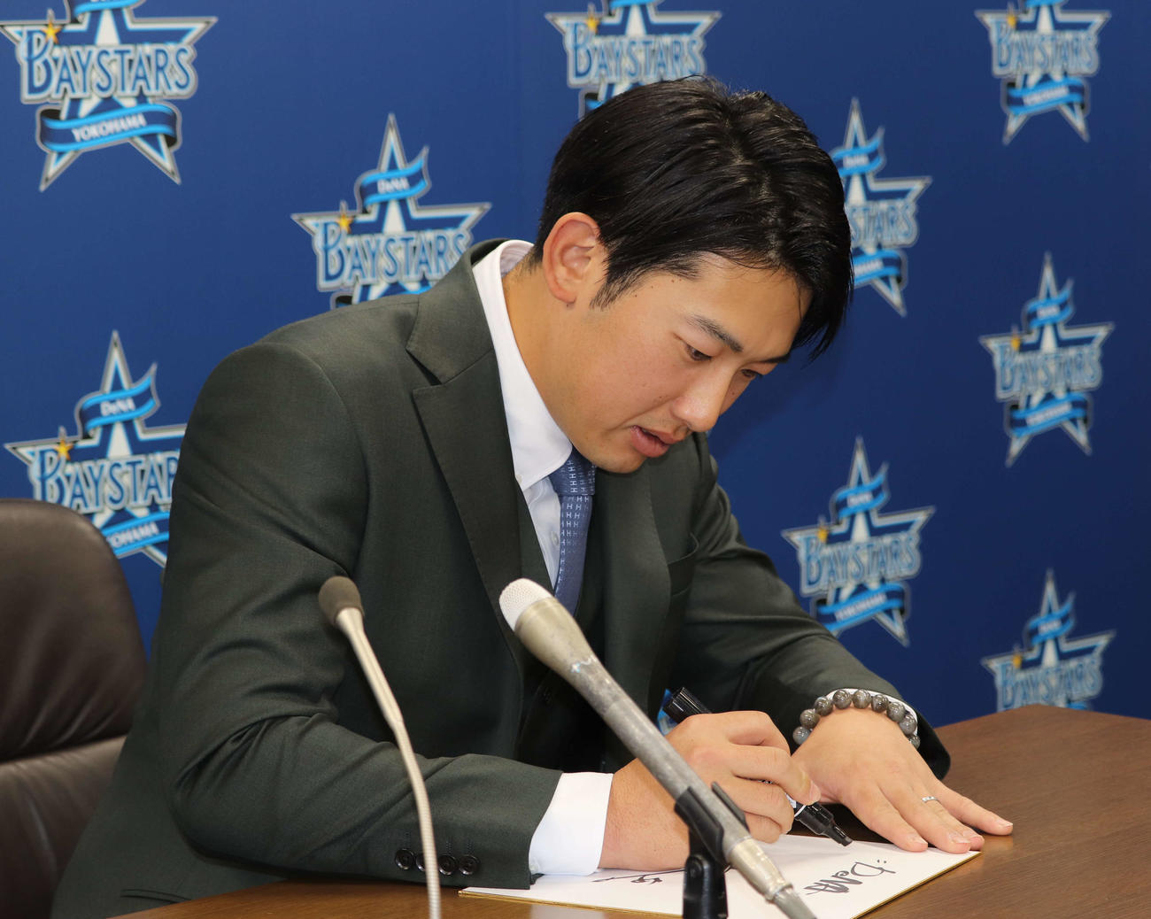 契約更改会見に出席したDeNA山本（撮影・小早川宗一郎）