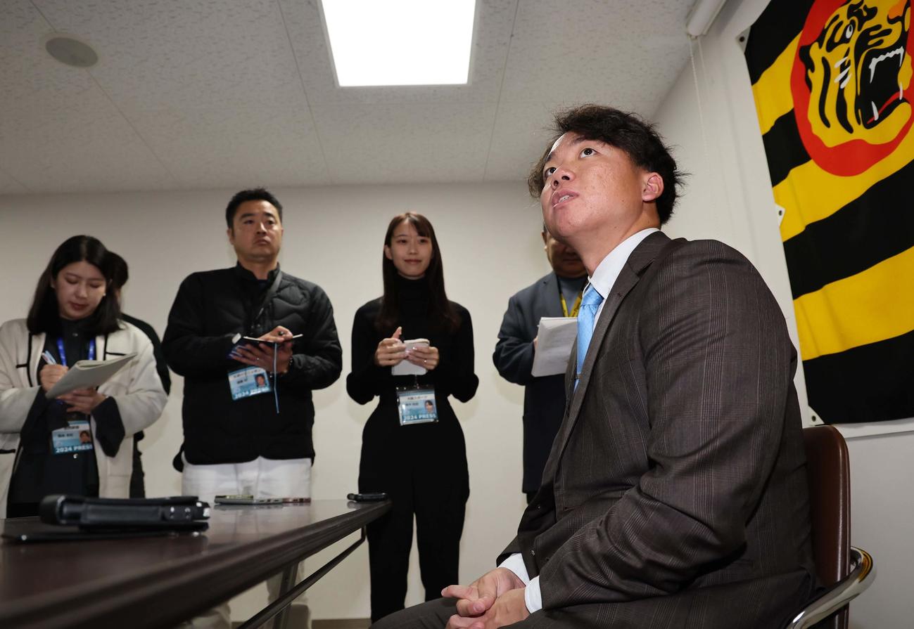 契約更改を終えた阪神村上は会見する（撮影・上田博志）