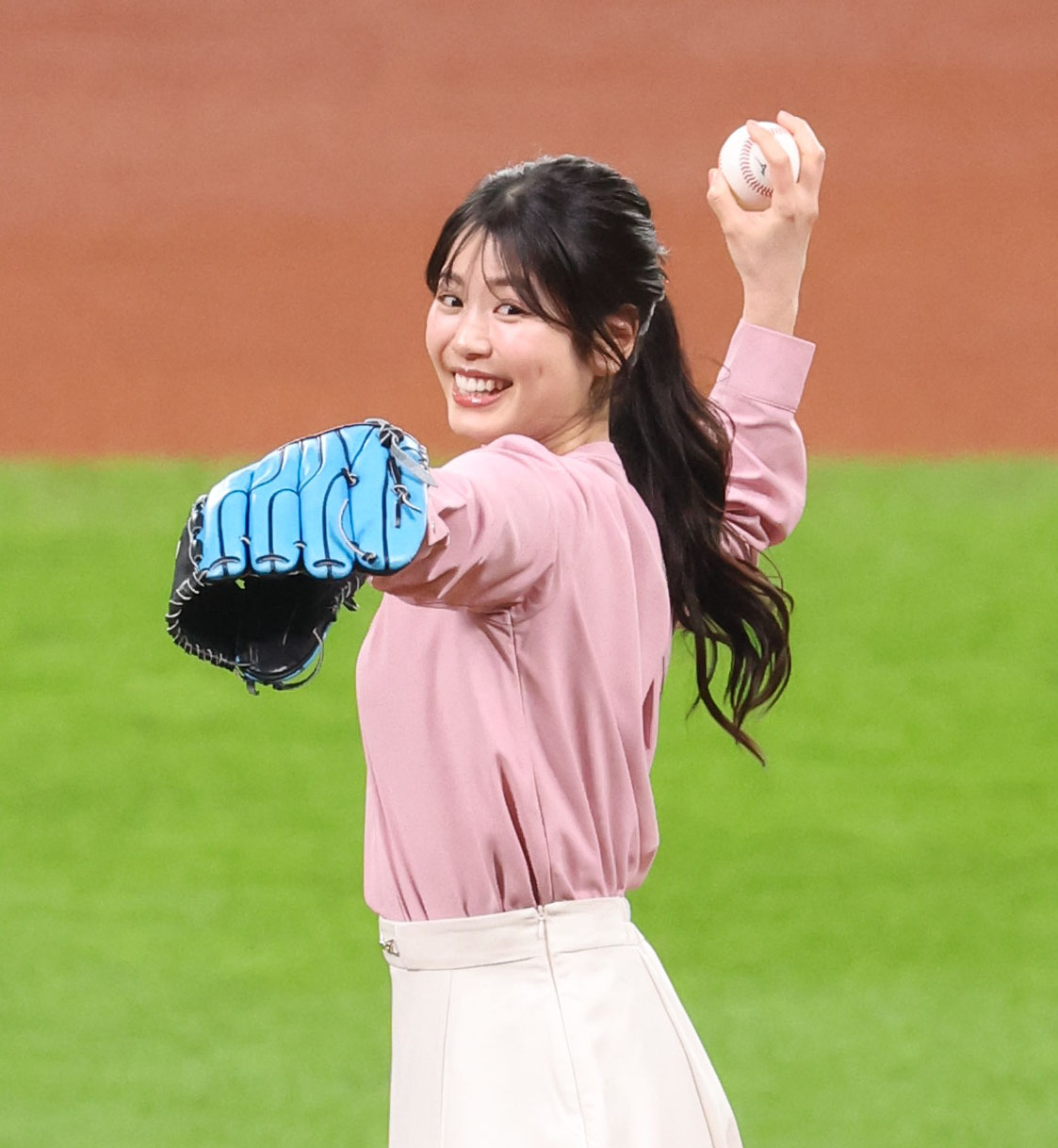 日本ハム対オリックス　始球式を務める元ファイターズガールの滝谷美夢（2024年4月28日撮影）