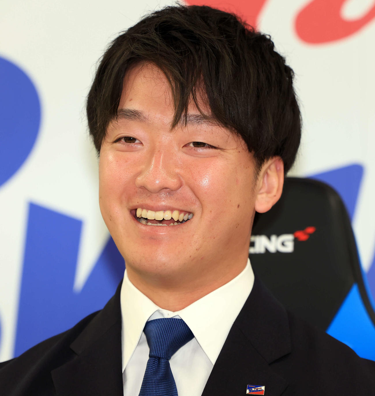 大幅アップで契約更改を終え、笑顔のヤクルト吉村（撮影・浅見桂子）