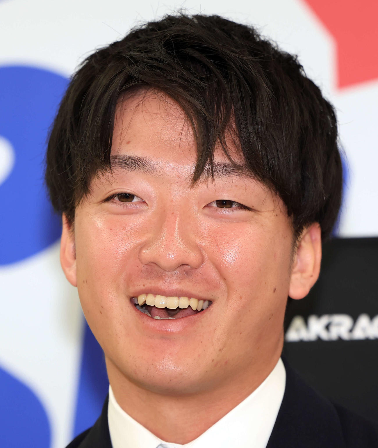 大幅アップで契約更改を終え、笑顔のヤクルト吉村（撮影・浅見桂子）