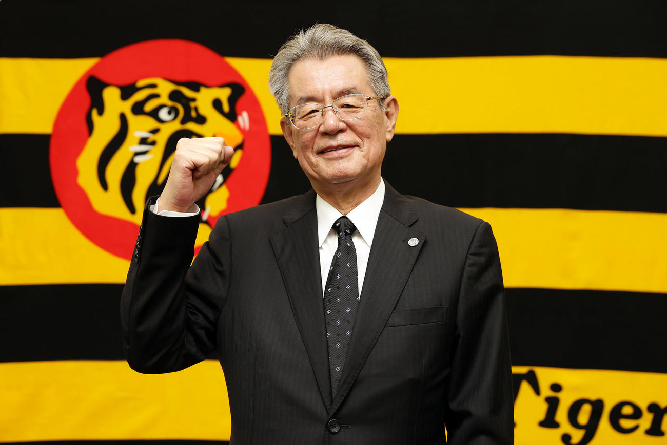 オーナー交代記者会見を終え笑顔でガッツポーズする阪神秦次期オーナー（撮影・前田充）