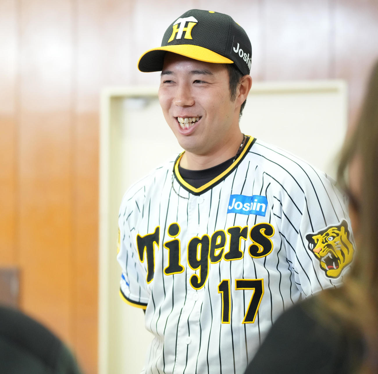 小学校訪問を終え、囲み取材に応じる阪神青柳（撮影・鈴木みどり）