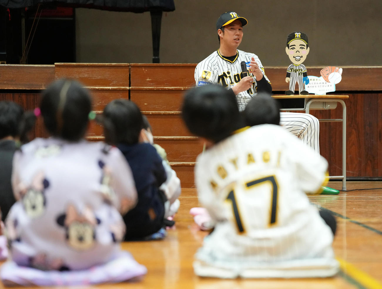 汐入小学校の子どもからの質問に答える阪神青柳（撮影・鈴木みどり）