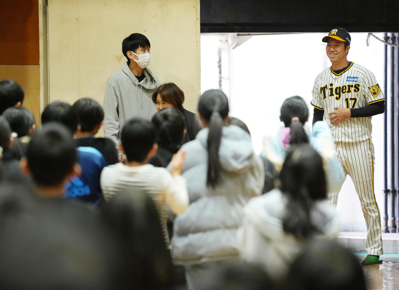 汐入小学校の子どもたちの前に登場する阪神青柳（撮影・鈴木みどり）