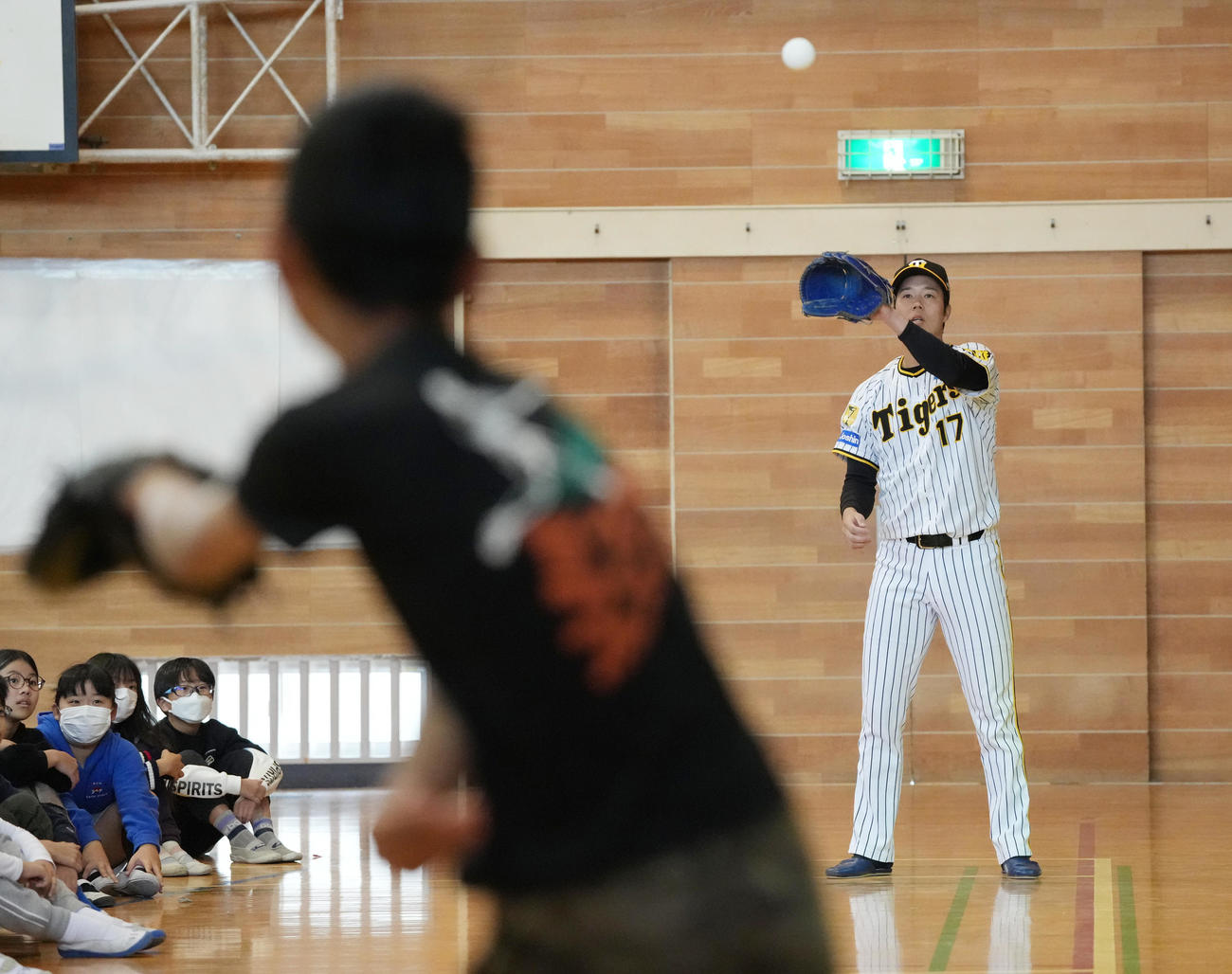 潮田小学校の子どもとキャッチボールする阪神青柳（撮影・鈴木みどり）