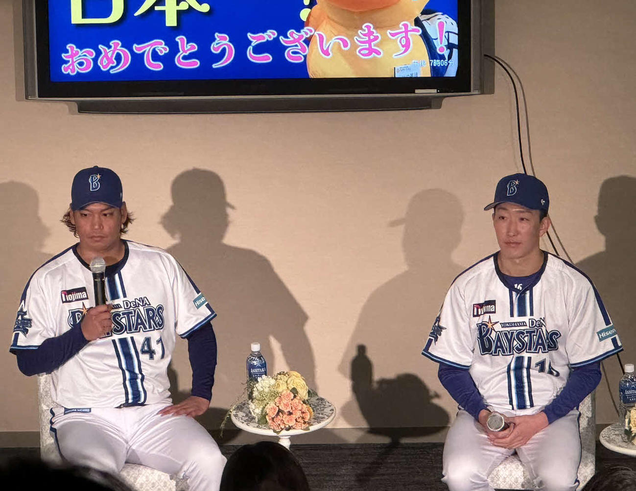 「横浜天然温泉SPA EAS横浜DeNAベイスターズスペシャルトークイベント2024」に出席したDeNA大貫（右）と佐々木（撮影・小早川宗一郎）