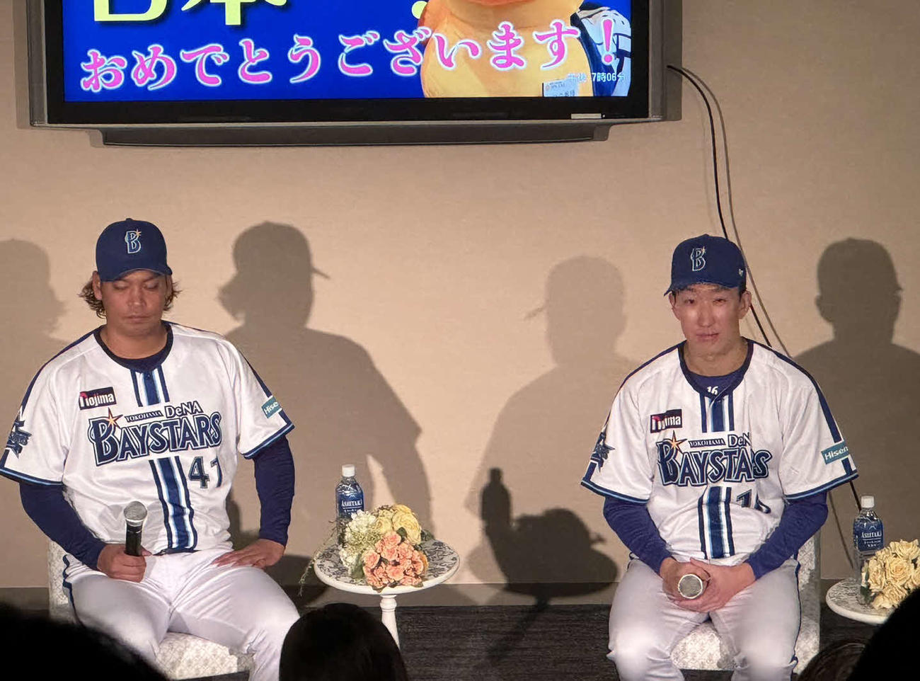 「横浜天然温泉SPA EAS横浜DeNAベイスターズスペシャルトークイベント2024」に出席したDeNA大貫（右）と佐々木（撮影・小早川宗一郎）