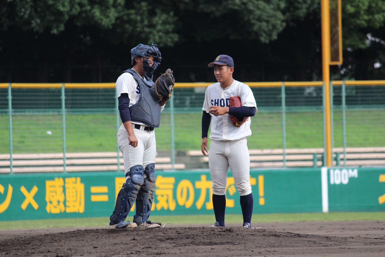 大商大時代の伊原（右）と碓井（三菱重工East碓井雅也捕手提供）