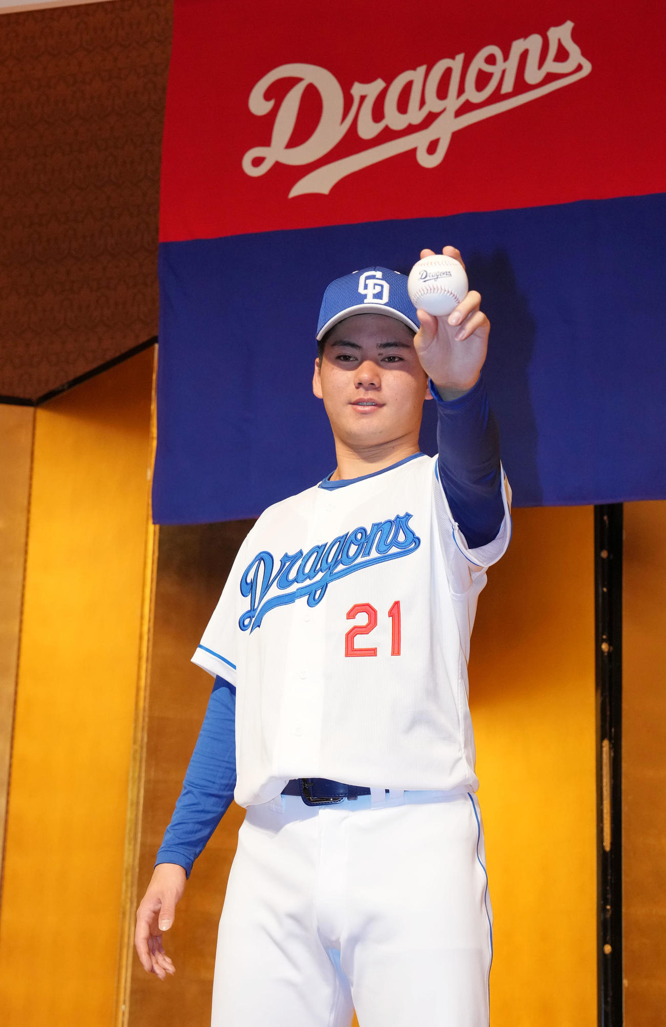会見を終えポーズを決める金丸（撮影・森本幸一）