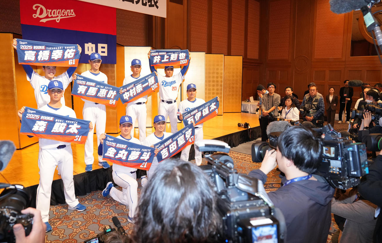 中日ドラゴンズ新入団発表　会見後、タオルを手に記念撮影に納まる（前列・左から）森、金丸、吉田、石伊（後列・左から）高橋幸、有馬、中村、井上剣（撮影・森本幸一）