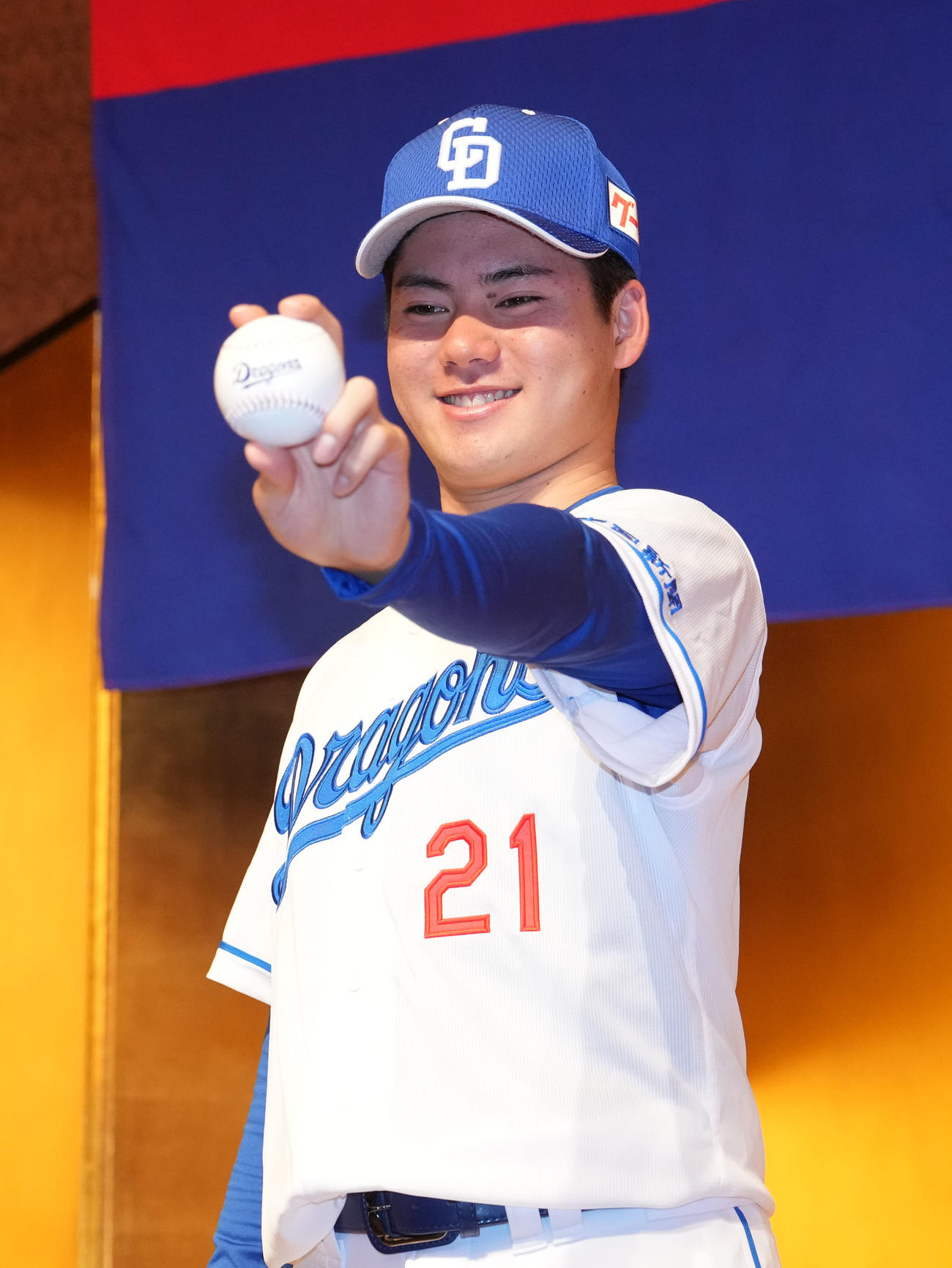 会見を終えポーズを決める金丸（撮影・森本幸一）