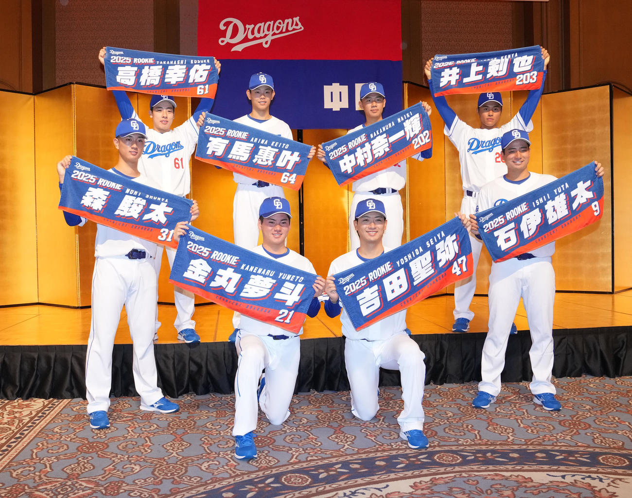 中日ドラゴンズ新入団発表　会見後、タオルを手に記念撮影に納まる（前列・左から）森、金丸、吉田、石伊（後列・左から）高橋幸、有馬、中村、井上剣（撮影・森本幸一）
