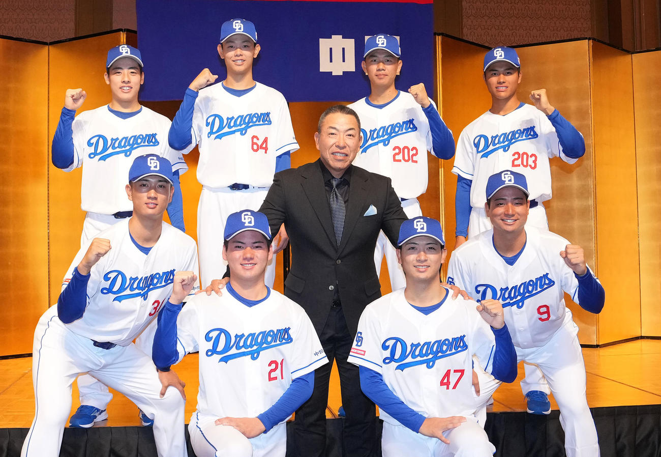 中日ドラゴンズ新入団発表　会見後、記念撮影に納まる（前列・左から）金丸、吉田（中列・左から）森駿、井上監督、石伊（後列・左から）高橋幸、有馬、中村、井上剣（撮影・森本幸一）