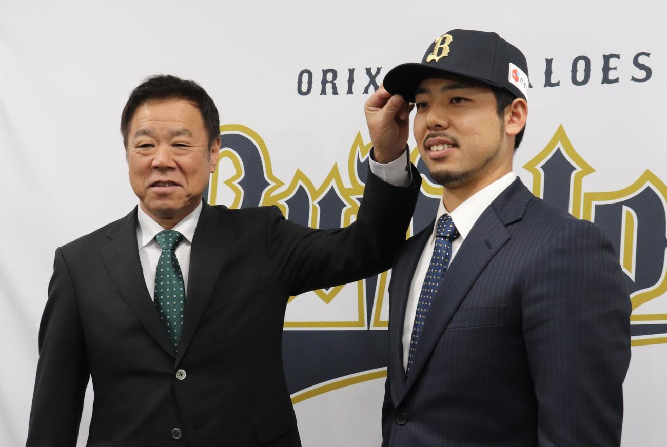 オリックス本田圭佑（右）は入団会見で福良GMと記念撮影（撮影・大池和幸）