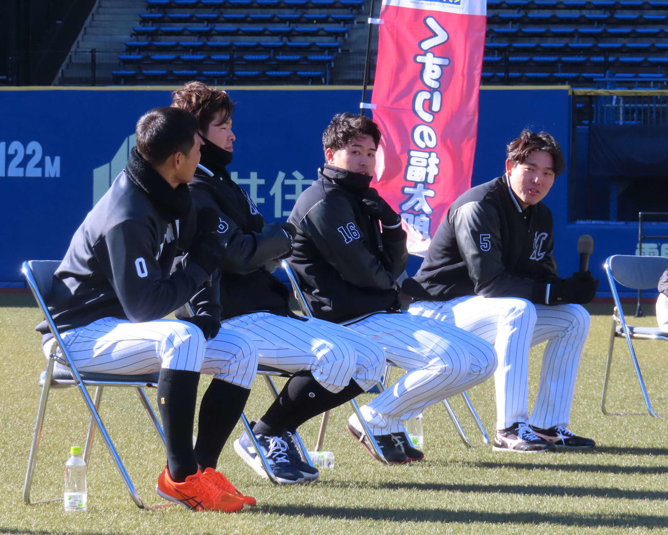 「千葉ロッテマリーンズの選手と走ろう！！」イベントに参加した、左からロッテ荻野、中村奨、種市、安田（撮影・水谷京裕）