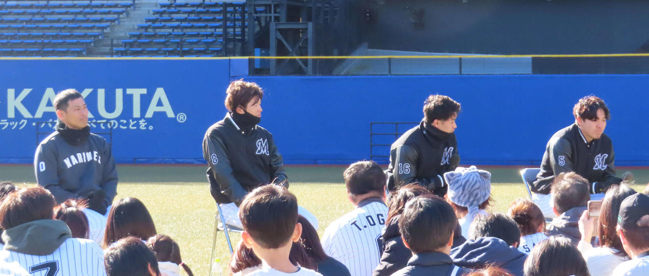 「千葉ロッテマリーンズの選手と走ろう！！」イベントに参加した、左からロッテ荻野、中村奨、種市、安田（撮影・水谷京裕）