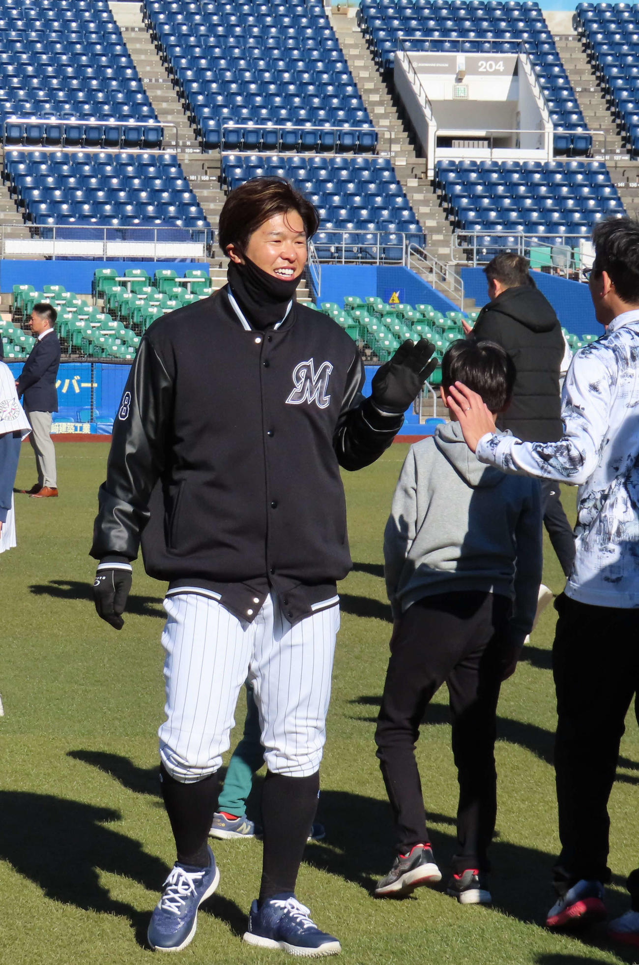 「千葉ロッテマリーンズの選手と走ろう！！」イベントに参加し、ファンとハイタッチするロッテ中村奨（撮影・水谷京裕）