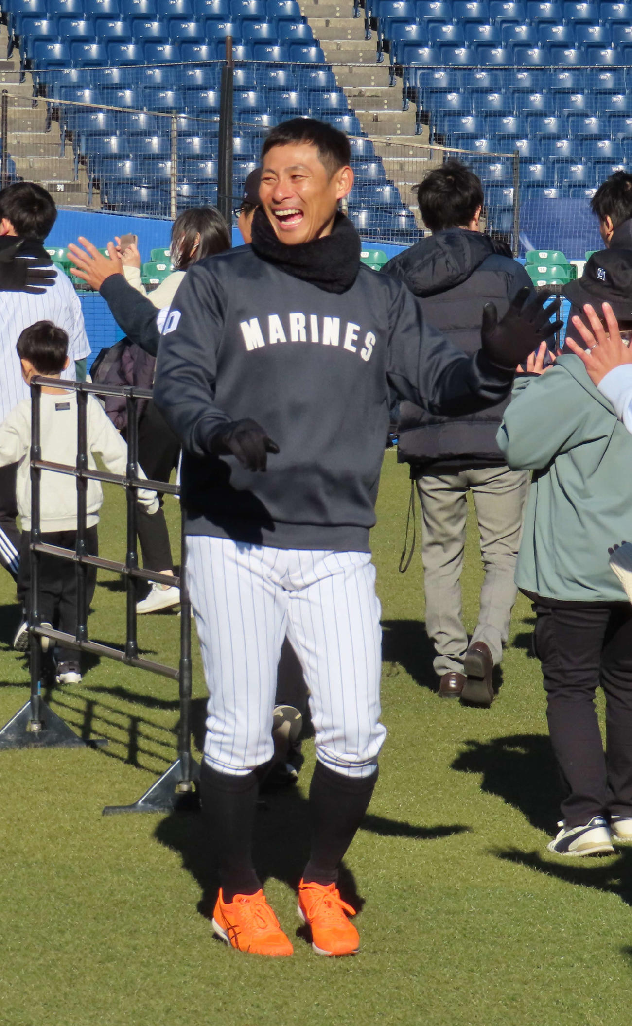 「千葉ロッテマリーンズの選手と走ろう！！」イベントに参加し、ファンとハイタッチするロッテ荻野（撮影・水谷京裕）