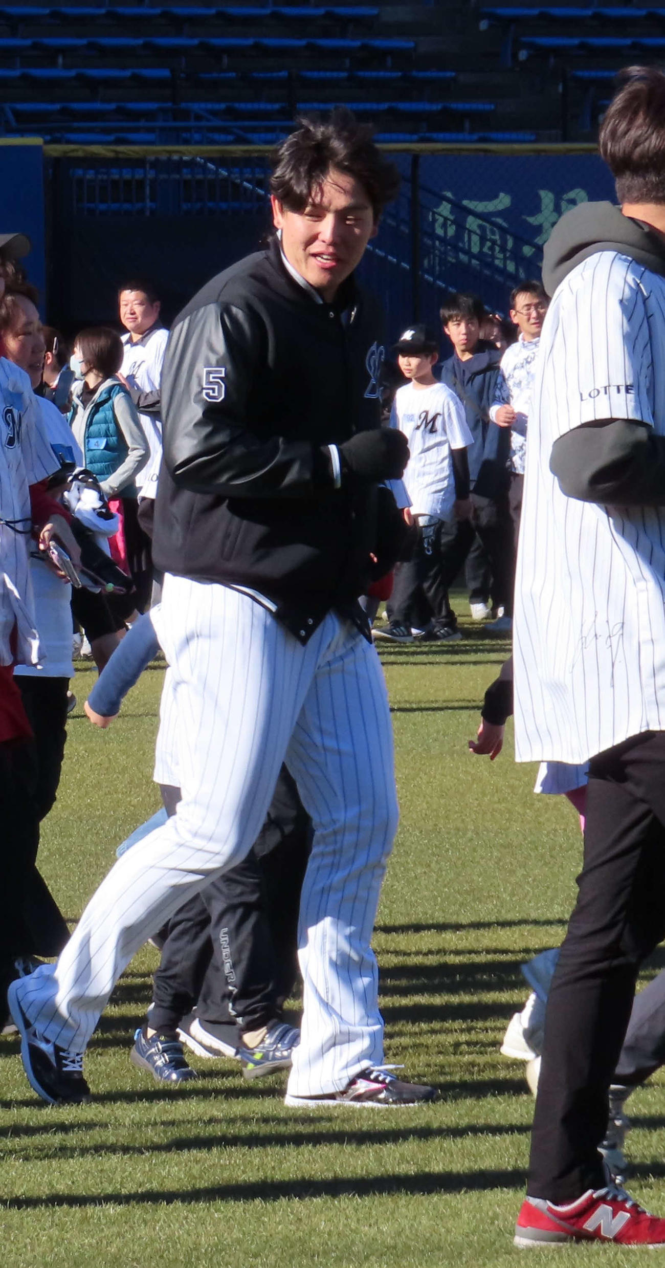 「千葉ロッテマリーンズの選手と走ろう！！」イベントに参加し、ファンとランニングするロッテ安田（撮影・水谷京裕）