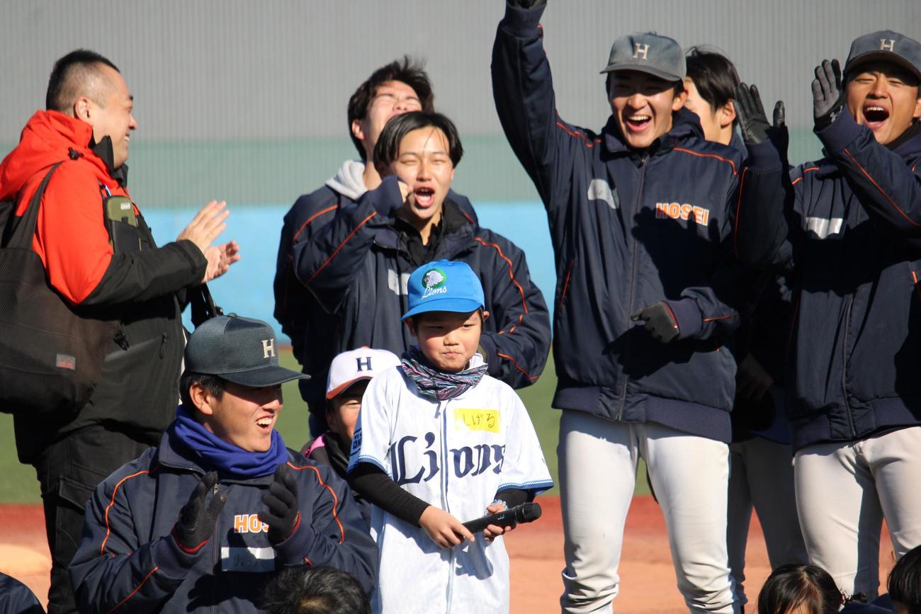 「遊び場」イベントの感想を言った子どもに大歓声を浴びせる法大野球部員たち（撮影・金子真仁）
