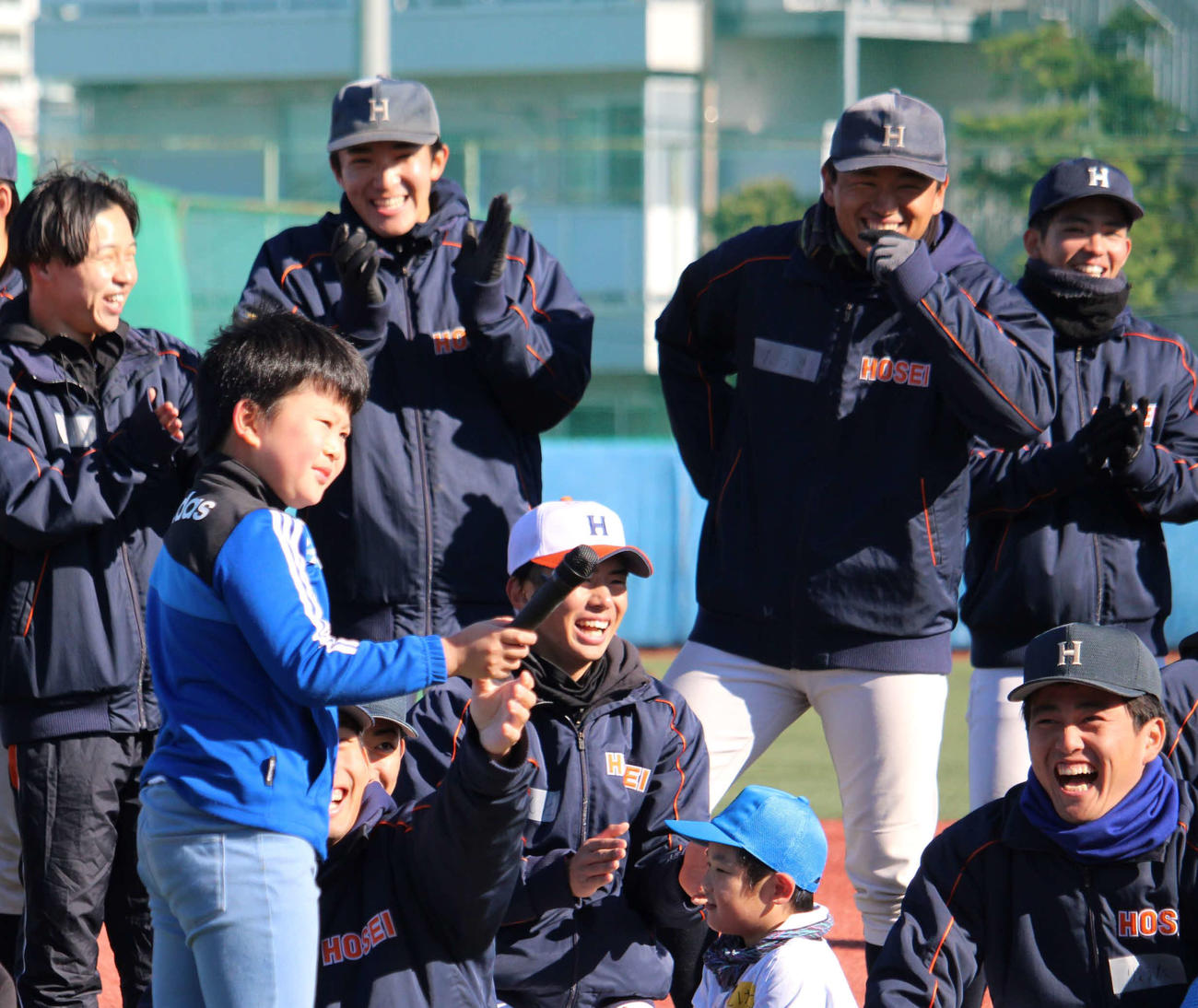 「遊び場」イベントの感想を言った子どもに大歓声を浴びせる法大野球部員たち（撮影・金子真仁）