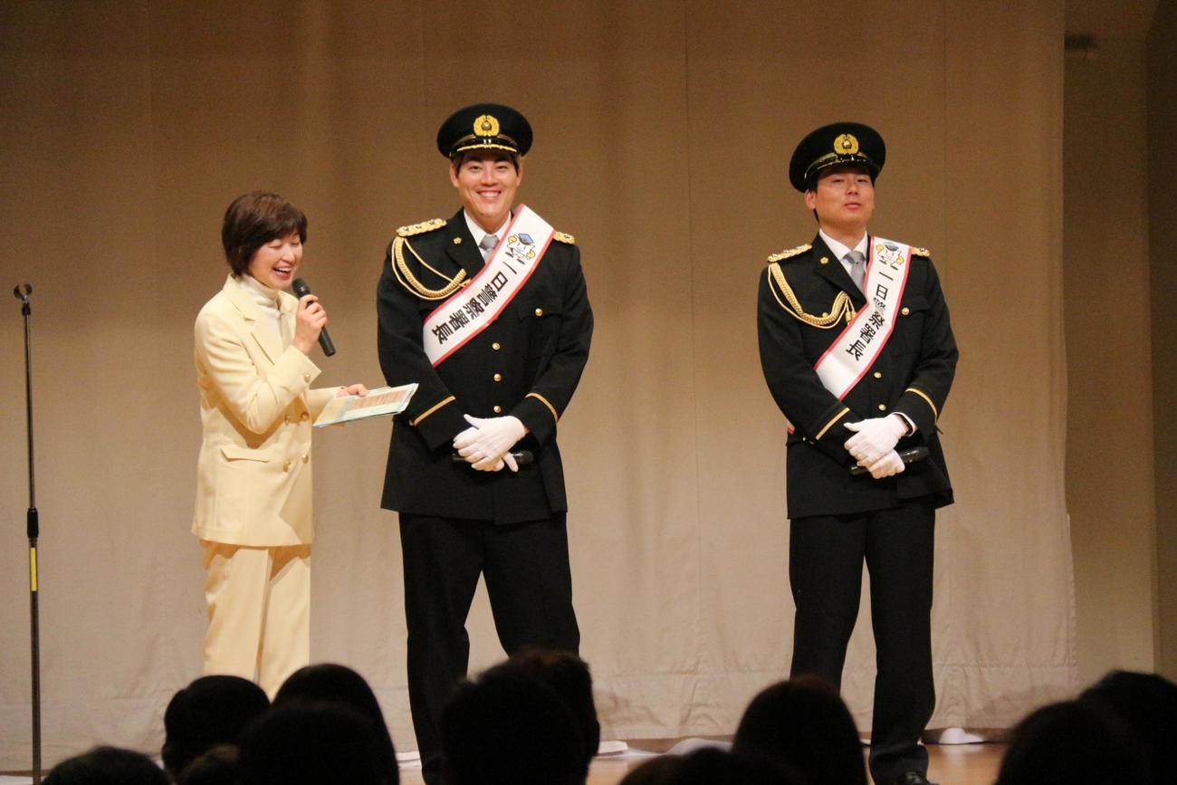 1日署長を務めた広島からFA移籍した九里亜蓮投手（写真中央、右は栗林良吏投手）（撮影・前原淳）＝2024年12月14日、広島県山県郡