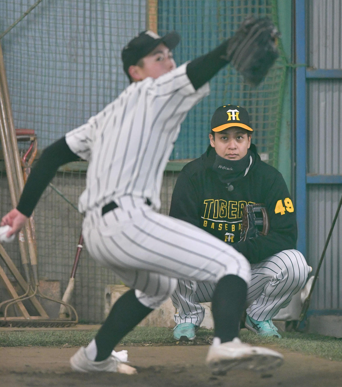 野球教室で地元の高校球児の投球を見つめる阪神大竹（撮影・岩下翔太）