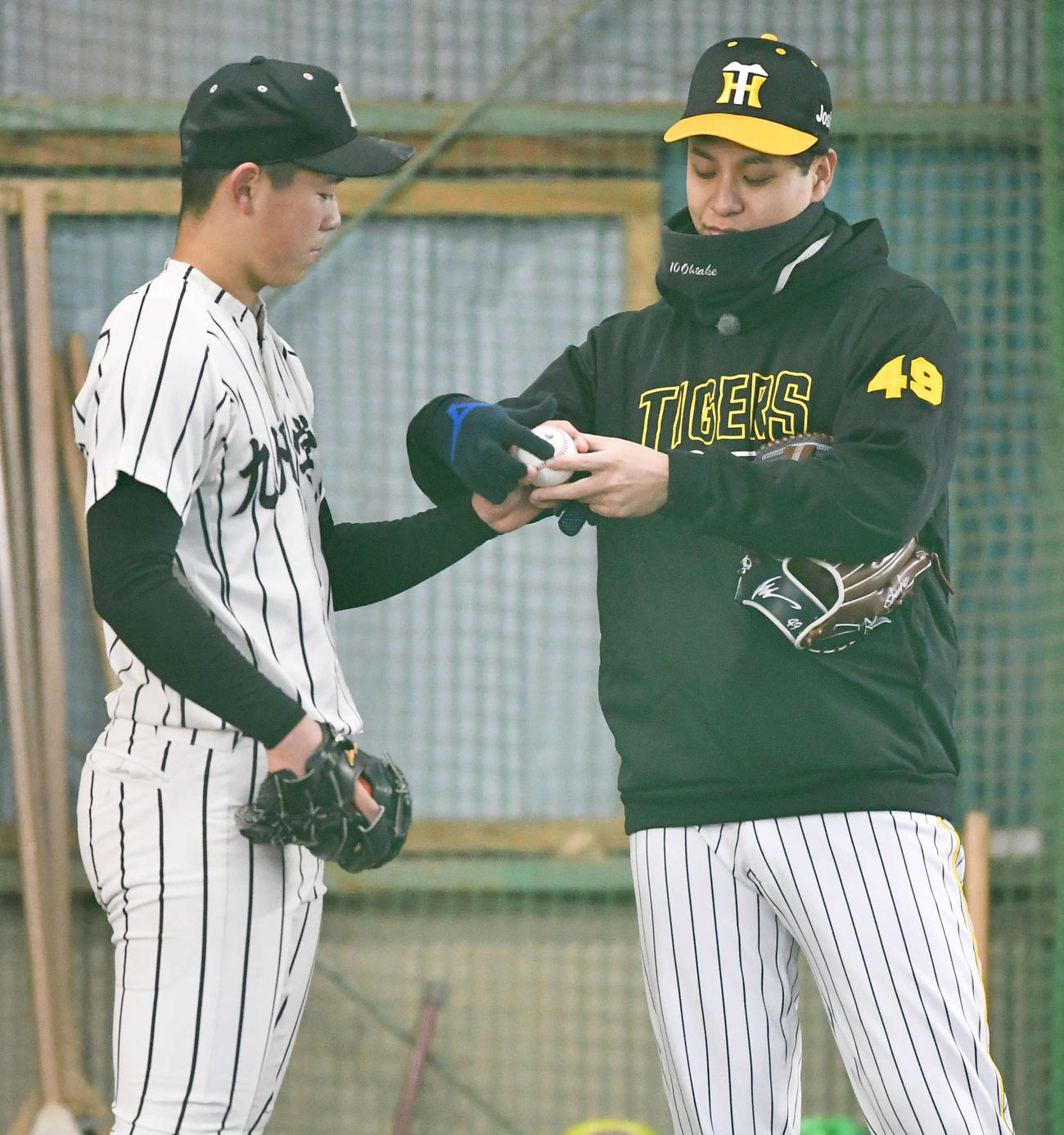 野球教室で地元の高校球児にボールの握りを教える阪神大竹（撮影・岩下翔太）
