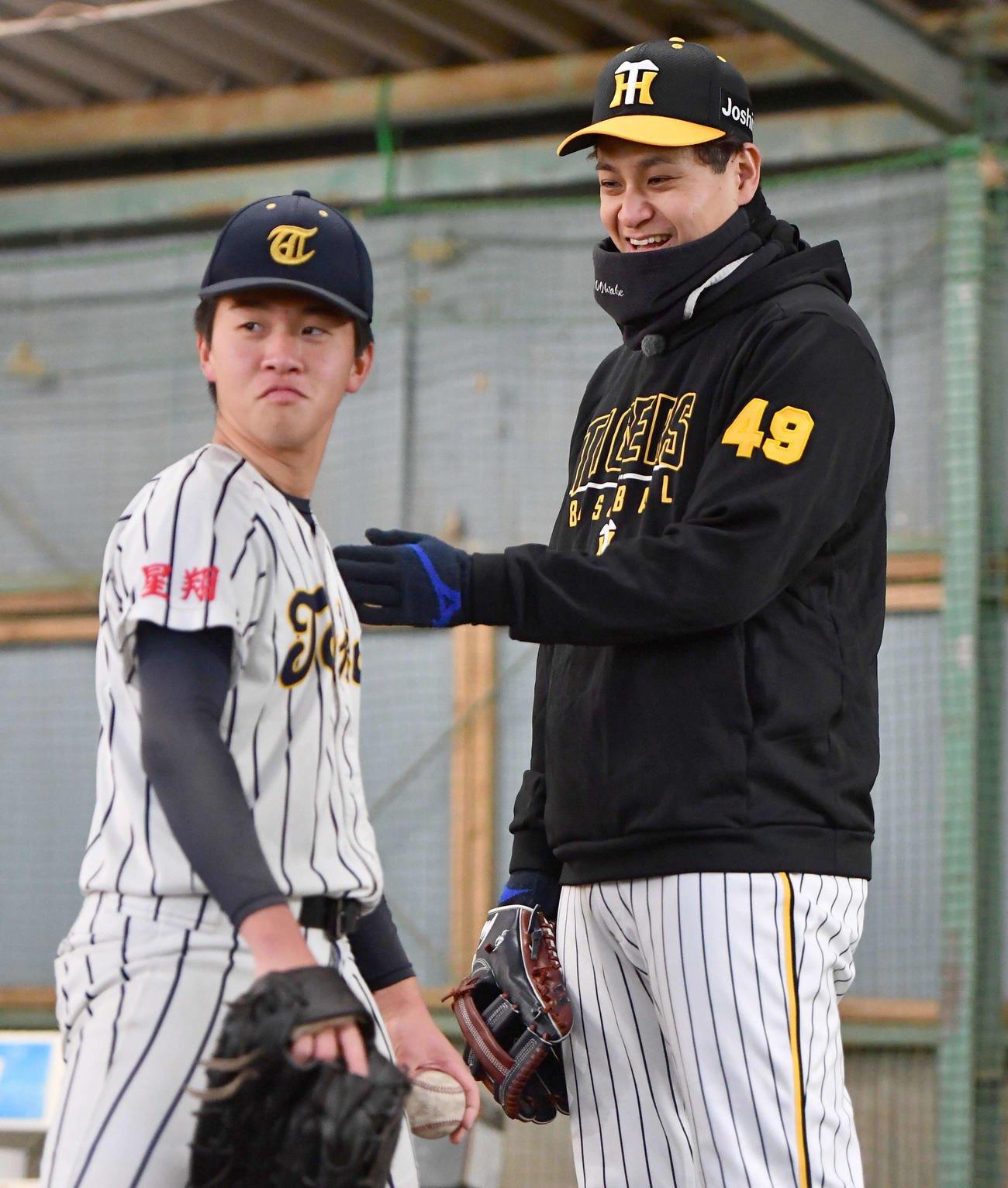 野球教室で地元の高校球児に笑顔で指導する阪神大竹（撮影・岩下翔太）