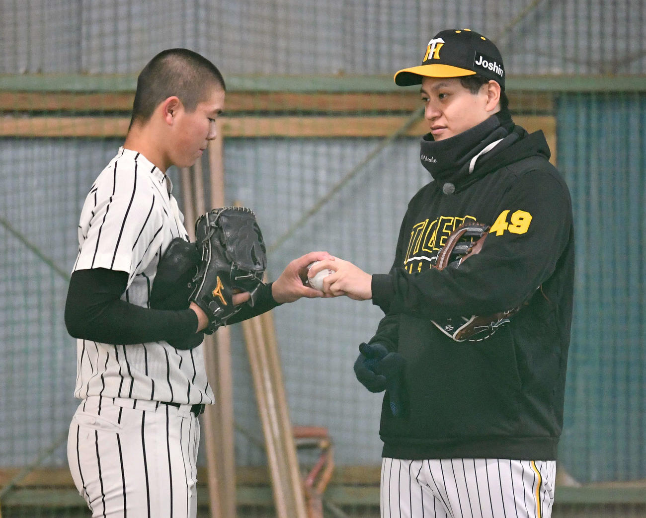 野球教室で地元の高校球児にボールの握りを教える阪神大竹（撮影・岩下翔太）