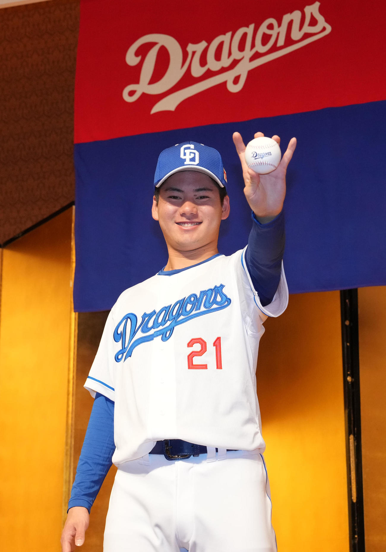 会見を終えポーズを決める金丸（撮影・森本幸一）