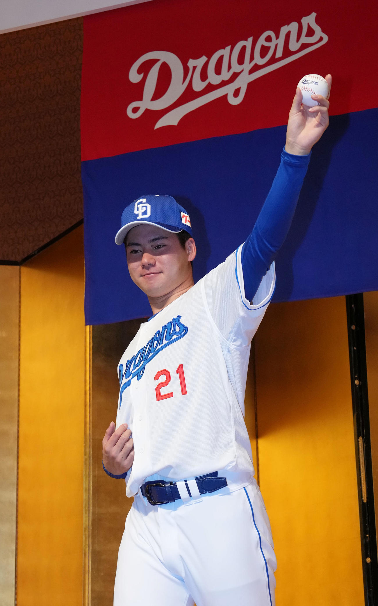 会見を終えポーズを決める金丸（撮影・森本幸一）