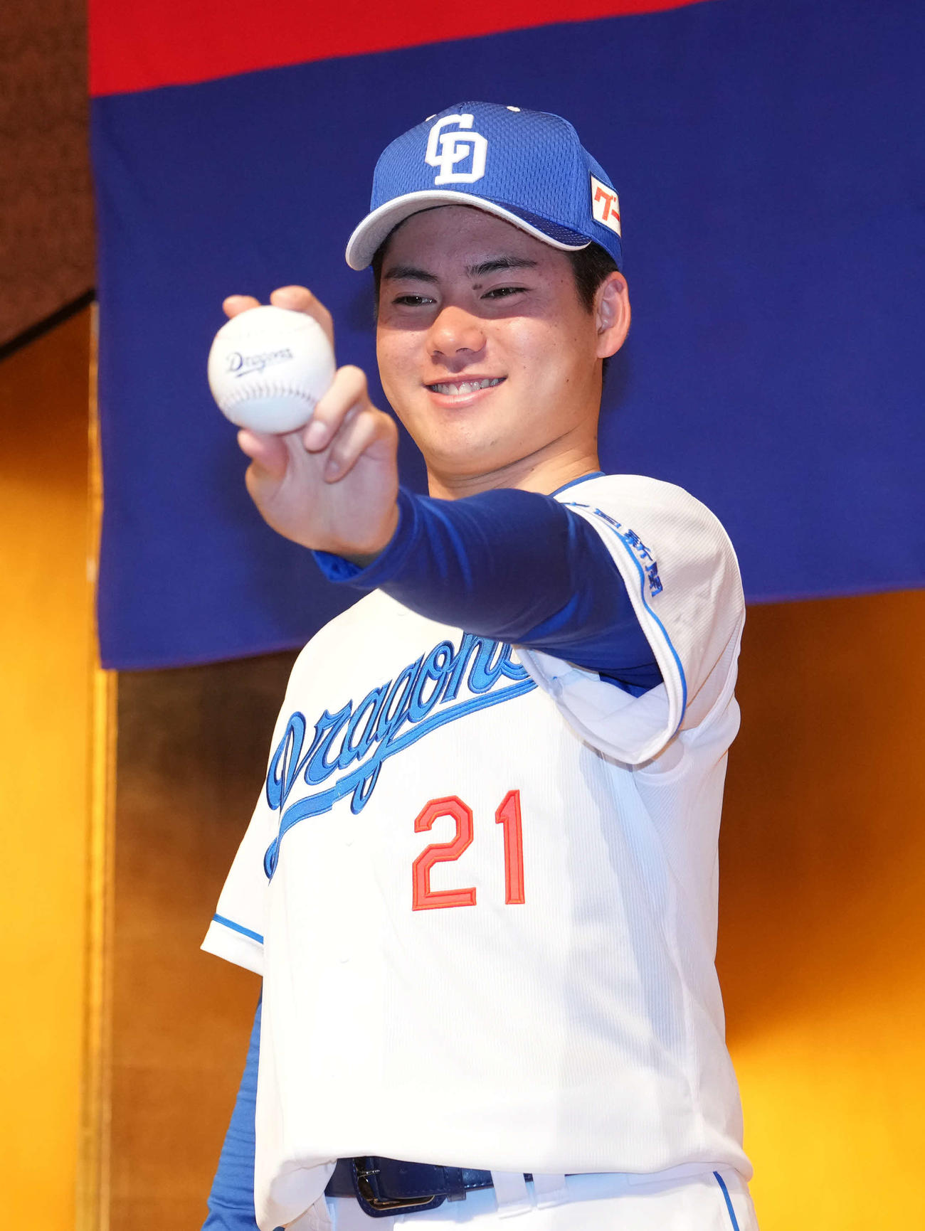 会見を終えポーズを決める中日ドラフト1位の金丸（撮影・森本幸一）