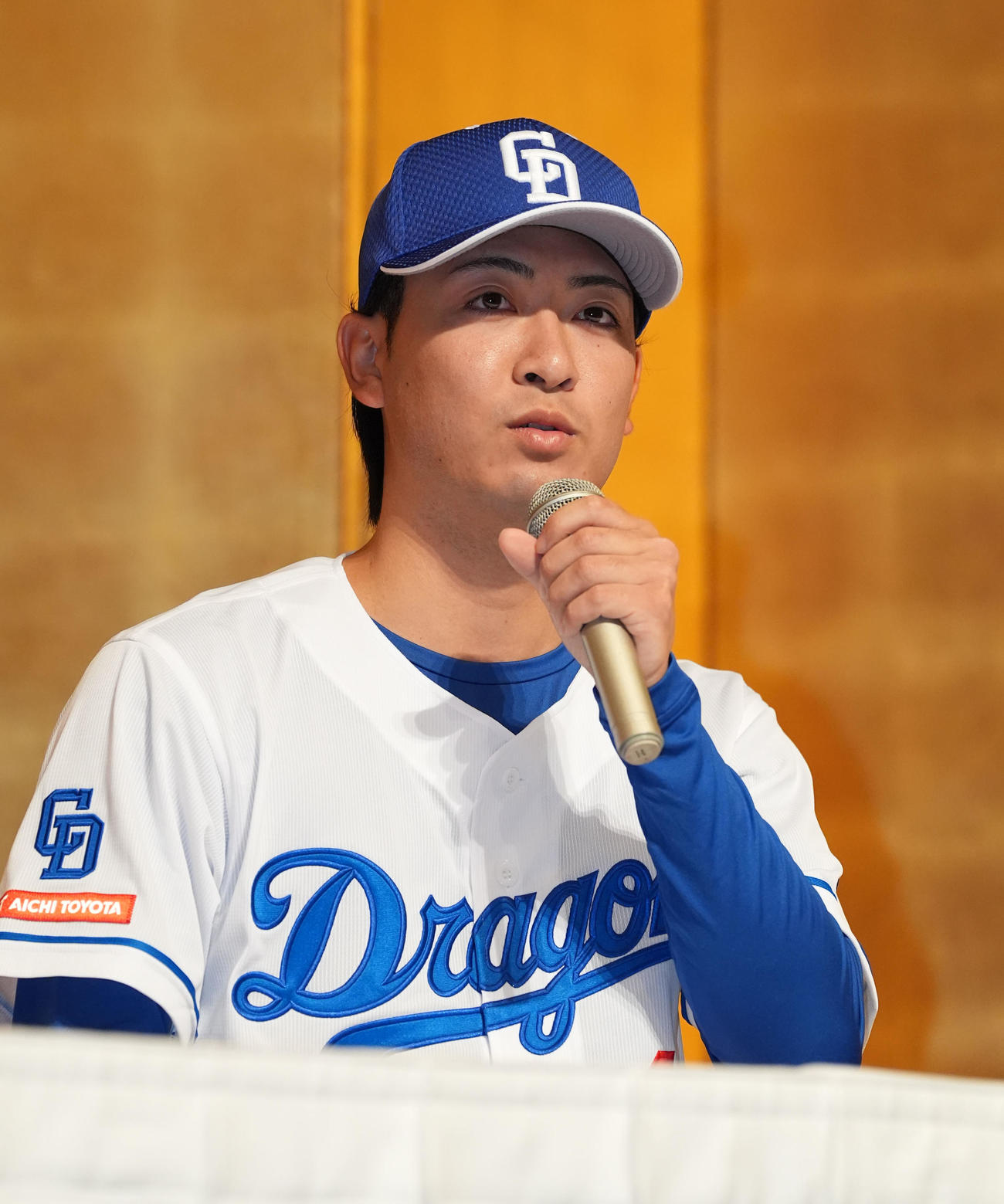 会見の席で質問に答える吉田（撮影・森本幸一）