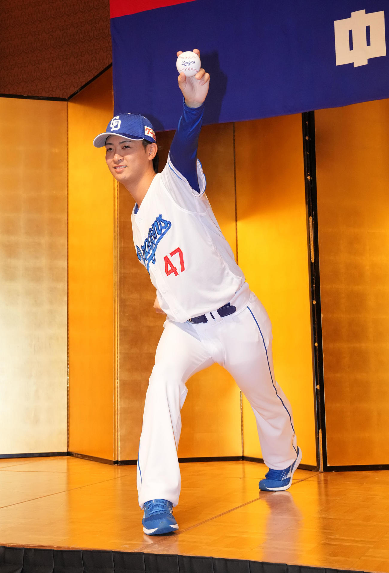 会見を終えポーズを決める吉田（撮影・森本幸一）