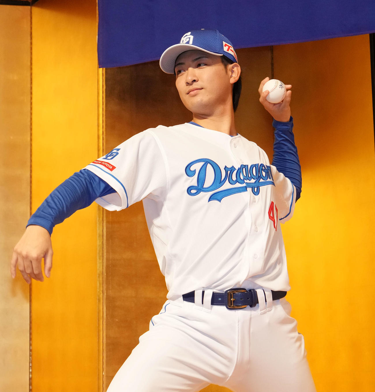 会見を終えポーズを決める吉田（撮影・森本幸一）