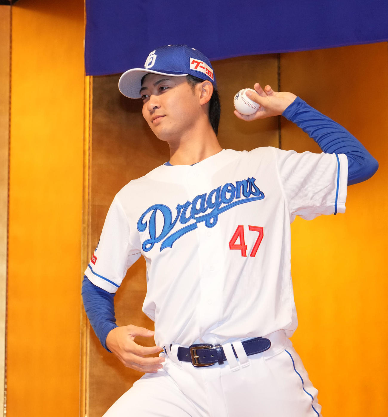 会見を終えポーズを決める吉田（撮影・森本幸一）