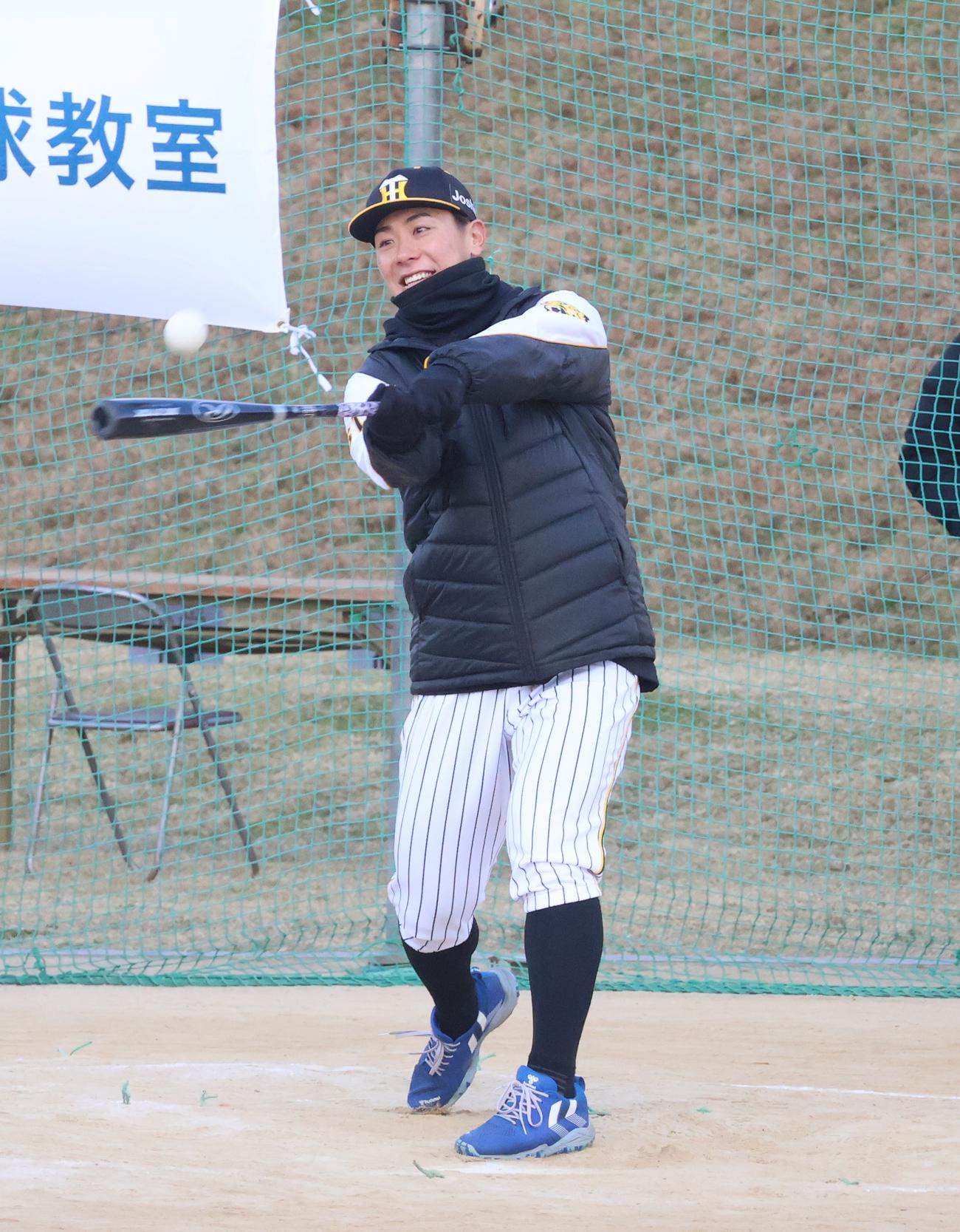 野球教室の最後に柵越え弾を披露した阪神豊田（撮影・塚本光）