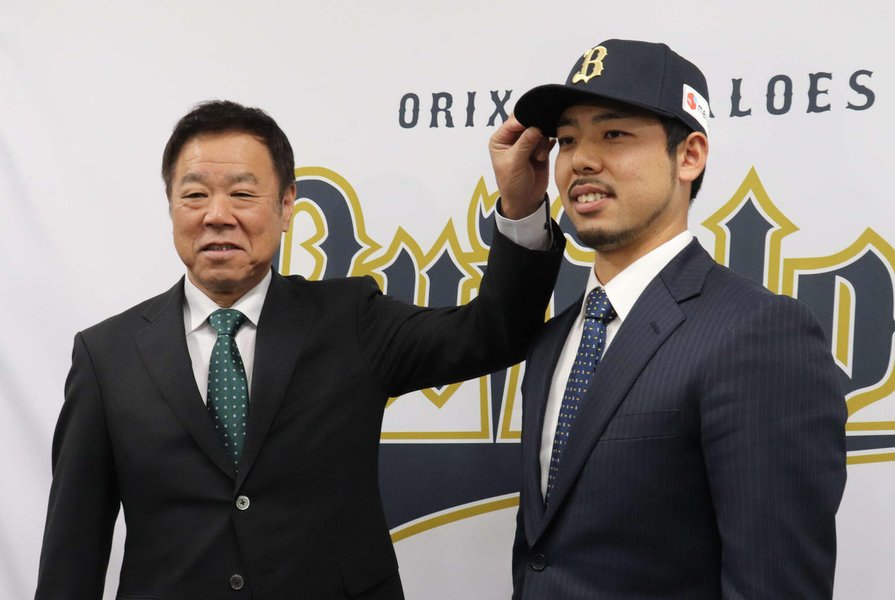 オリックス本田（右）は入団会見で福良GMと記念撮影（撮影・大池和幸）