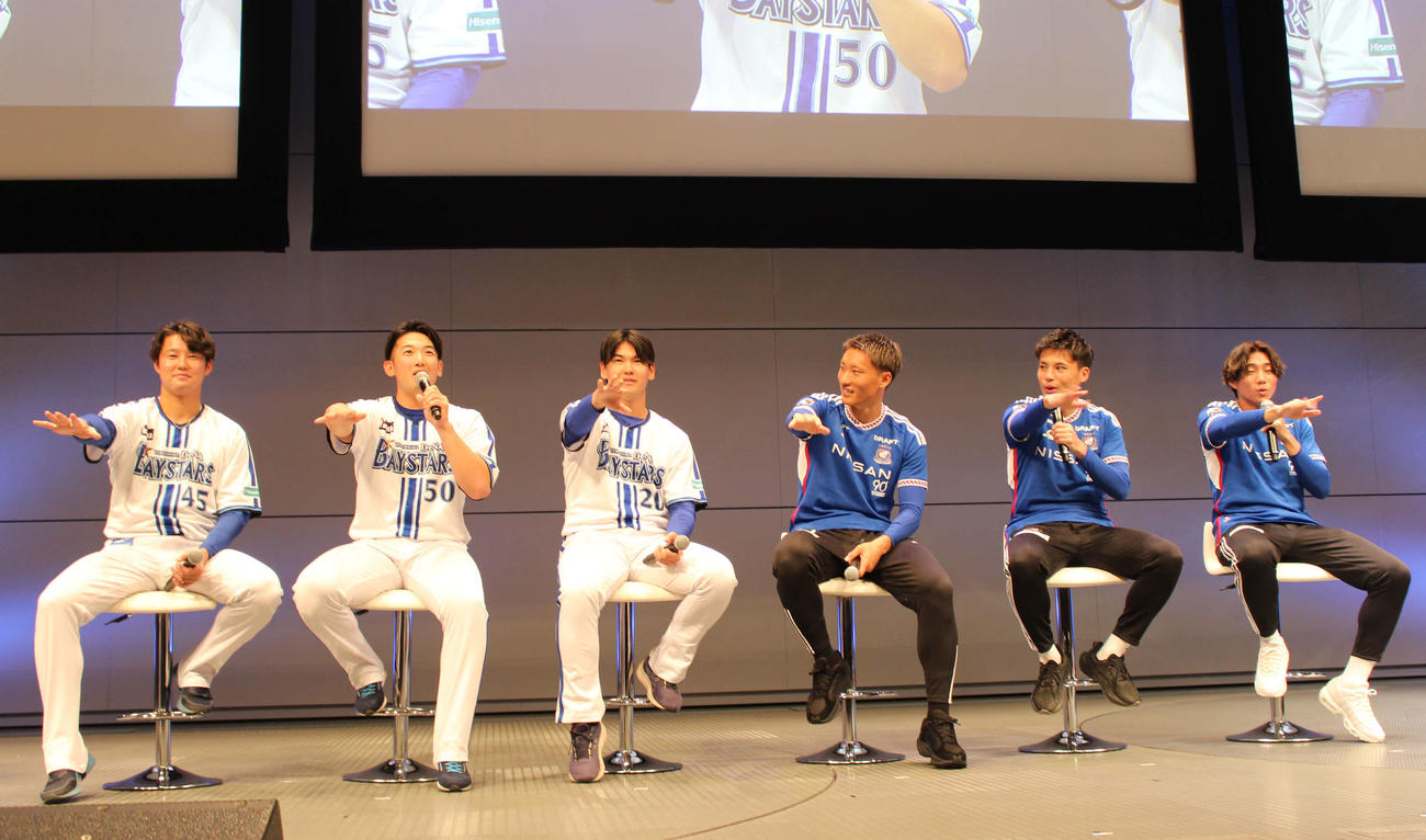 日産のイベントに参加し、デスターシャを決める左からDeNA森原、山本、坂本、横浜F・マリノス畠中、宮市、松原（撮影・久保賢吾）