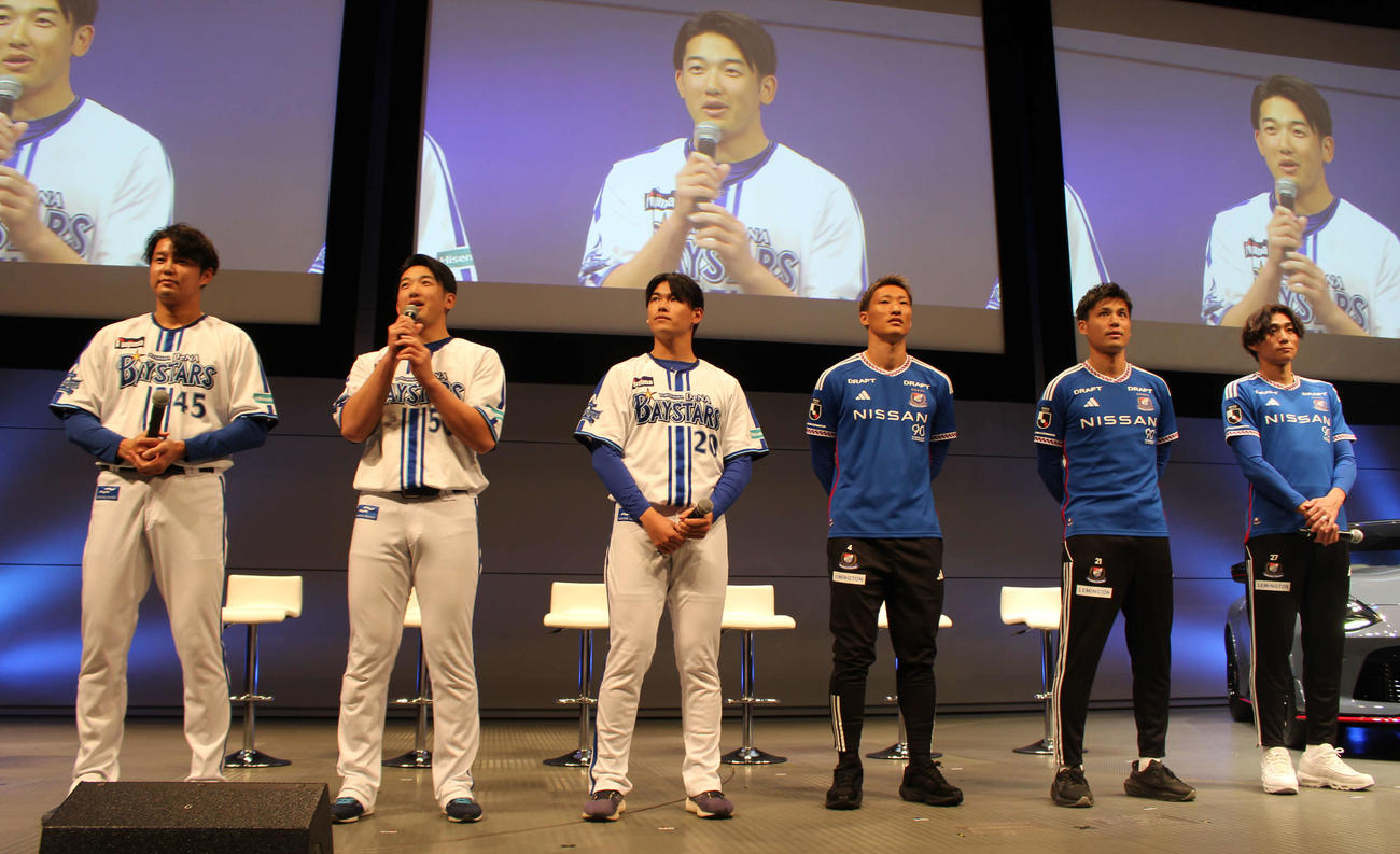 日産のイベントに参加し、デスターシャを決める、左からDeNA森原、山本、坂本、横浜F・マリノス畠中、宮市、松原（撮影・久保賢吾）