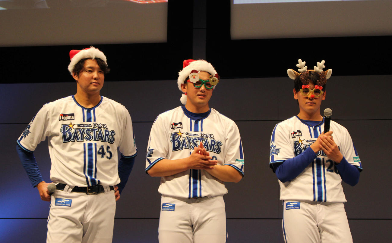 日産のスペシャルトークショーに参加した、左からDeNA森原、山本、坂本（撮影・久保賢吾）