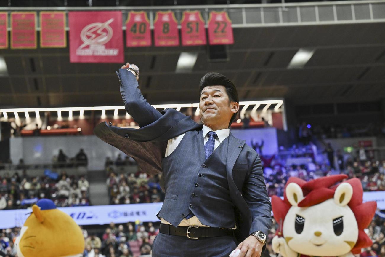 バスケットボール男子Bリーグの川崎－北海道戦を観戦し、ハーフタイムイベントに登場したDeNA三浦監督（川崎ブレイブサンダース提供）