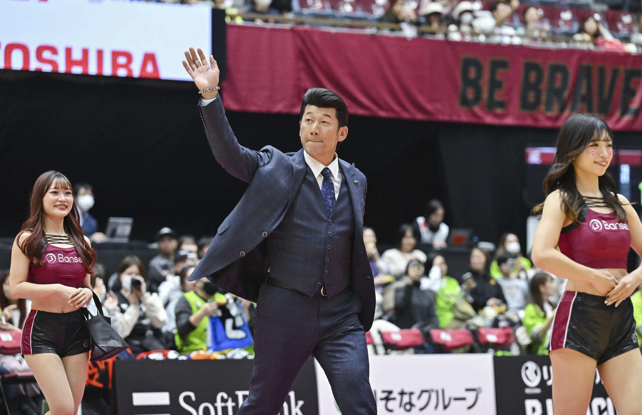 バスケットボール男子Bリーグの川崎－北海道戦を観戦し、ハーフタイムイベントに登場したDeNA三浦監督（川崎ブレイブサンダース提供）