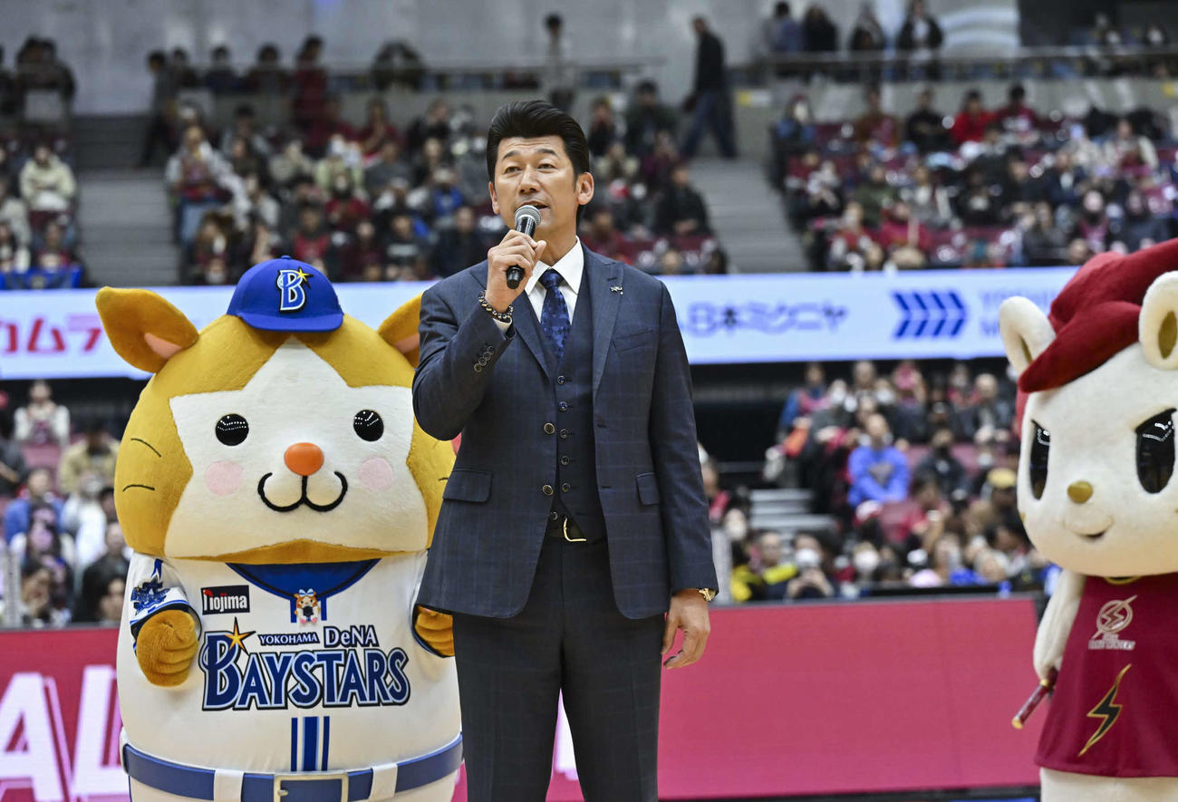 バスケットボール男子Bリーグの川崎－北海道戦を観戦し、ハーフタイムイベントに登場したDeNA三浦監督（川崎ブレイブサンダース提供）