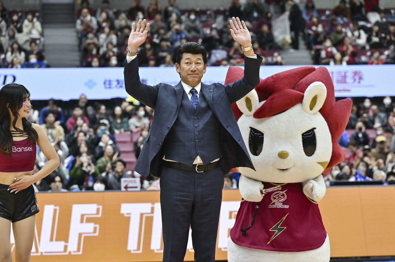 バスケットボール男子Bリーグの川崎－北海道戦を観戦し、ハーフタイムイベントに登場したDeNA三浦監督（川崎ブレイブサンダース提供）