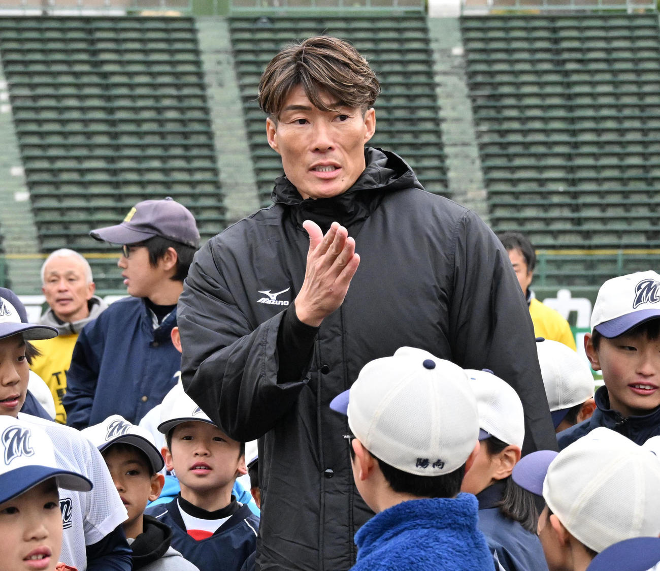 子どもたちに指導する糸井SA（撮影・石井愛子）