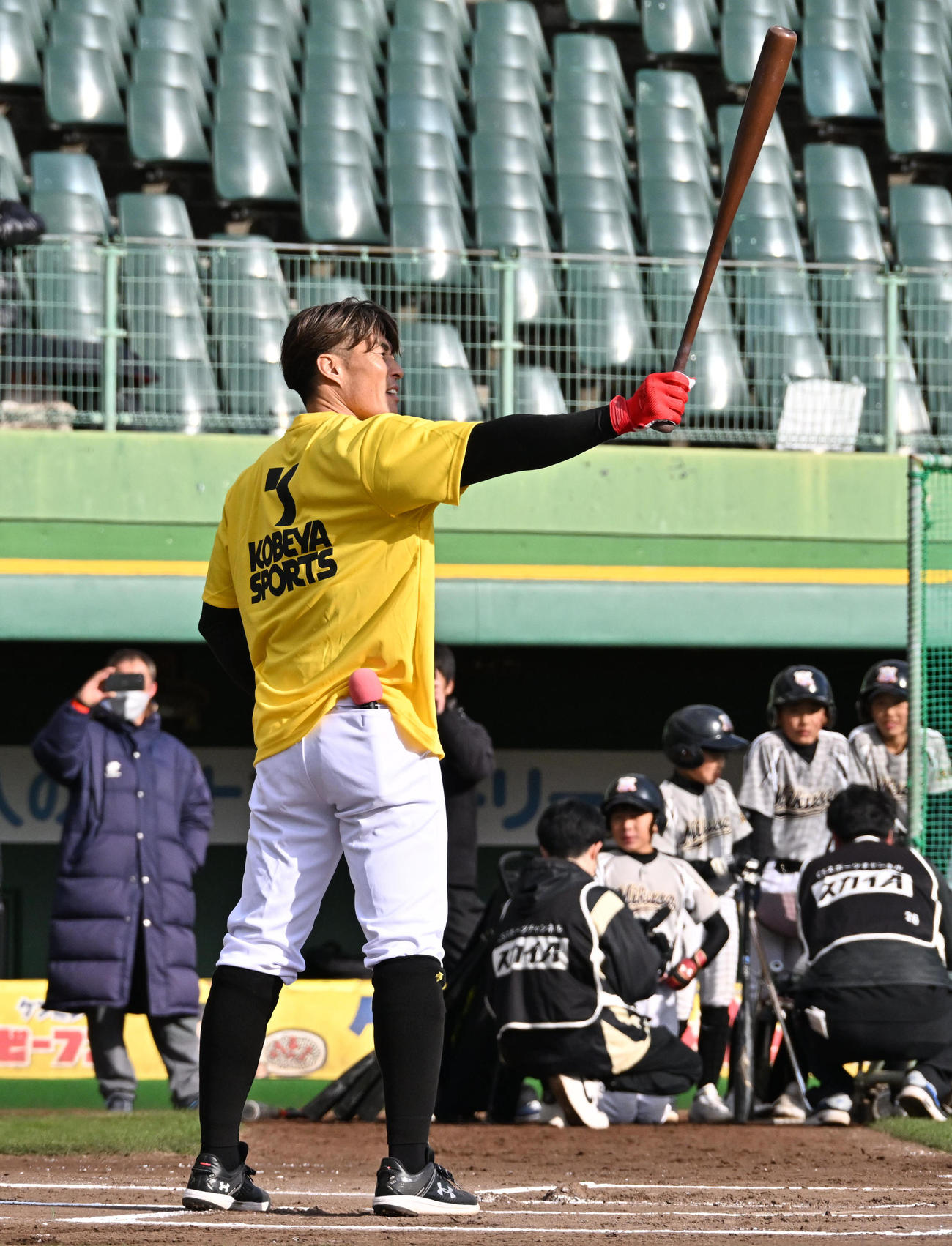 野球盤イベントで予告ホームランをする糸井SA（撮影・石井愛子）