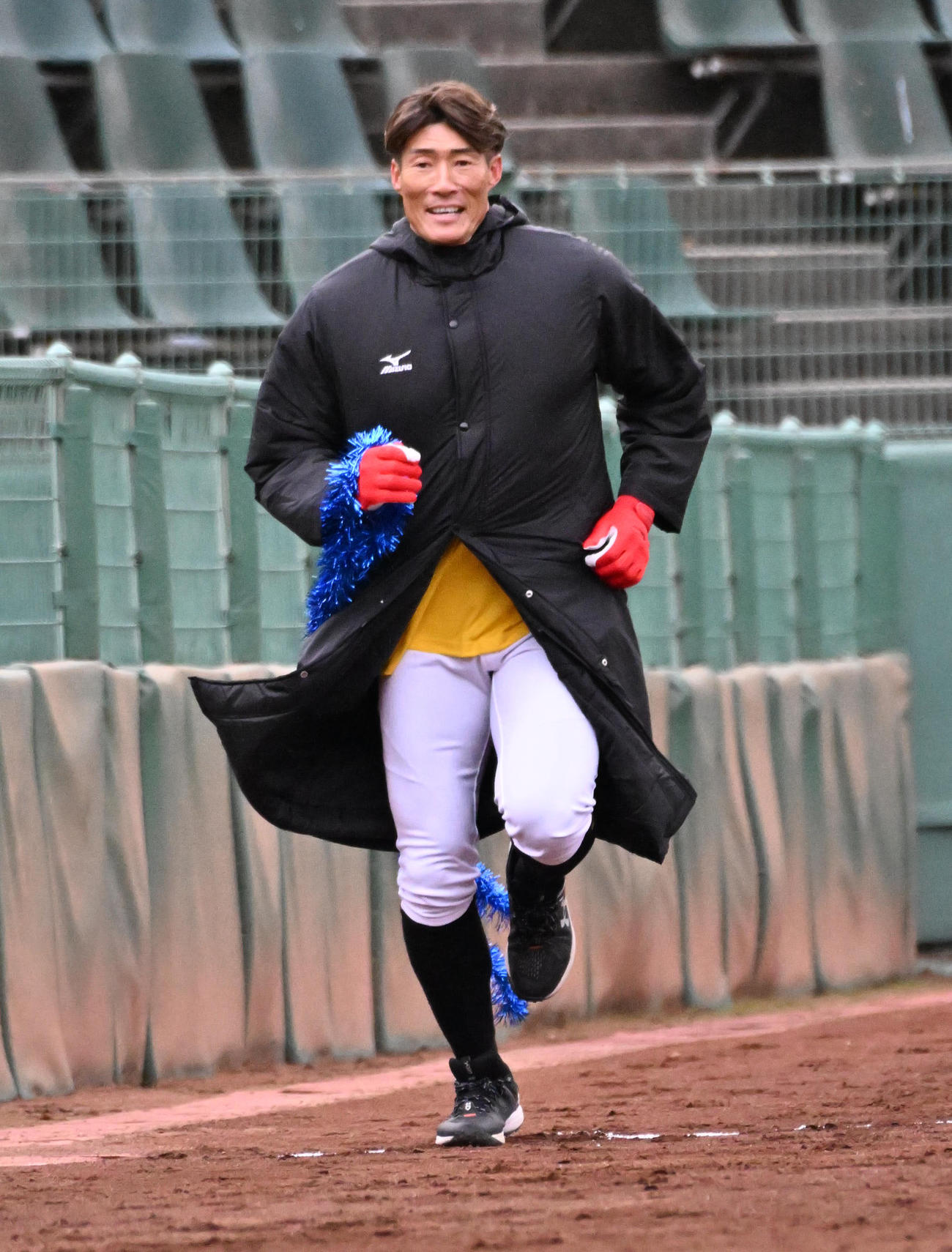 グラウンドの外周を爆走する糸井SA（撮影・石井愛子）